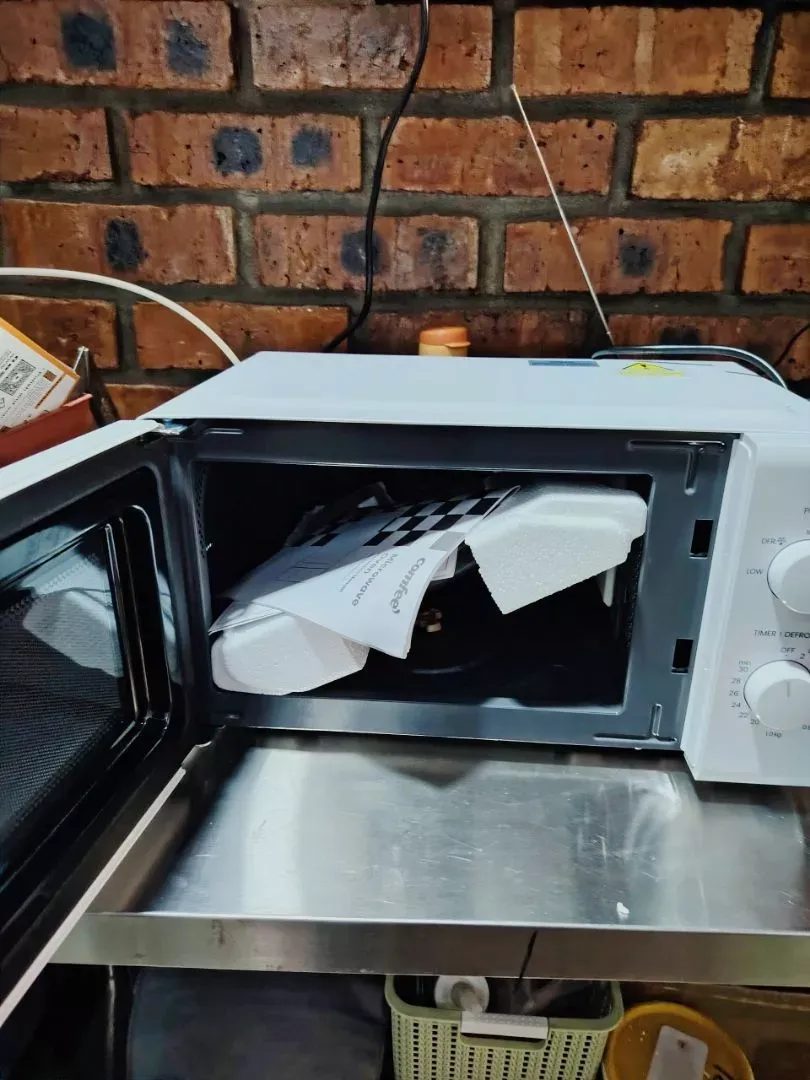 Memanaskan makanan dengan Comfee Microwave Oven