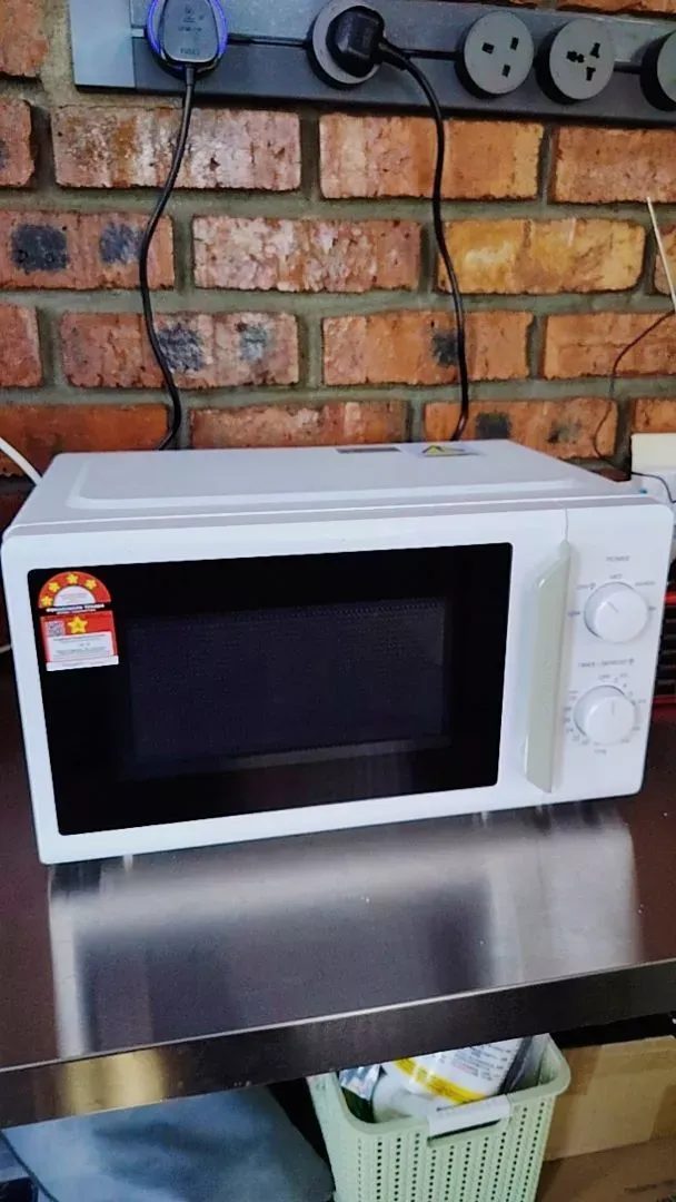 Comfee Microwave Oven Inverter 20L di dapur