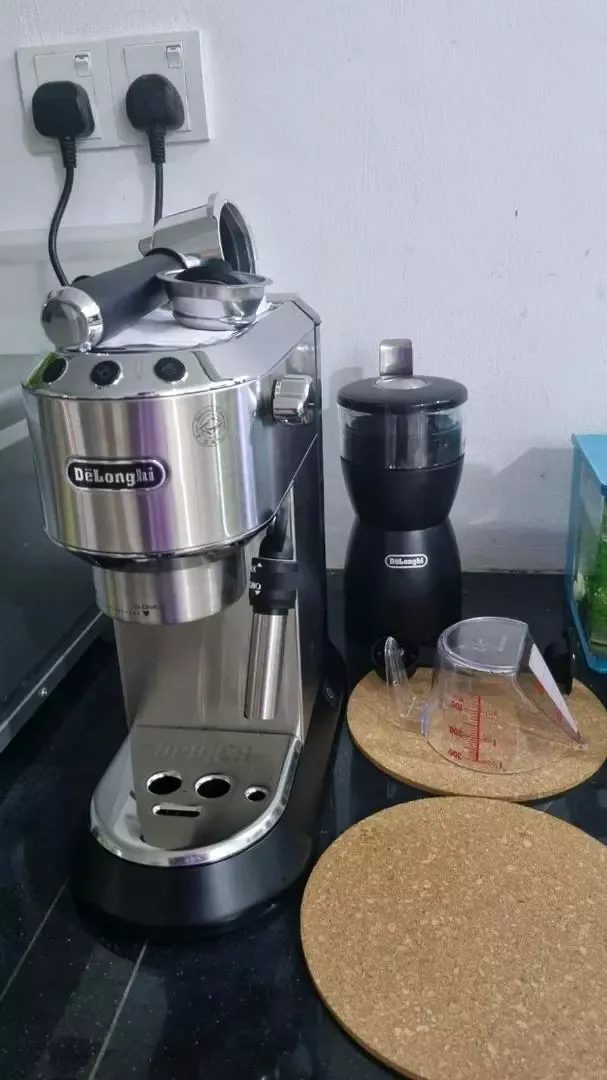 Buih susu dengan steam wand De'Longhi EC685M