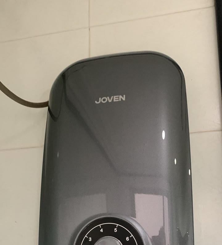 Badan water heater Joven yang dipasang di bilik air