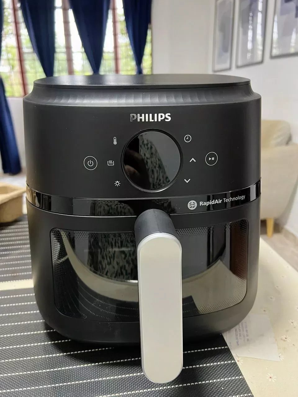 Philips Airfryer NA231 dengan tingkap lutsinar