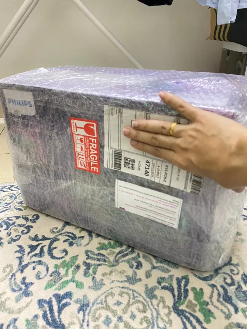 Kotak Philips PSG4020/20 dibalut plastik dengan label FRAGILE