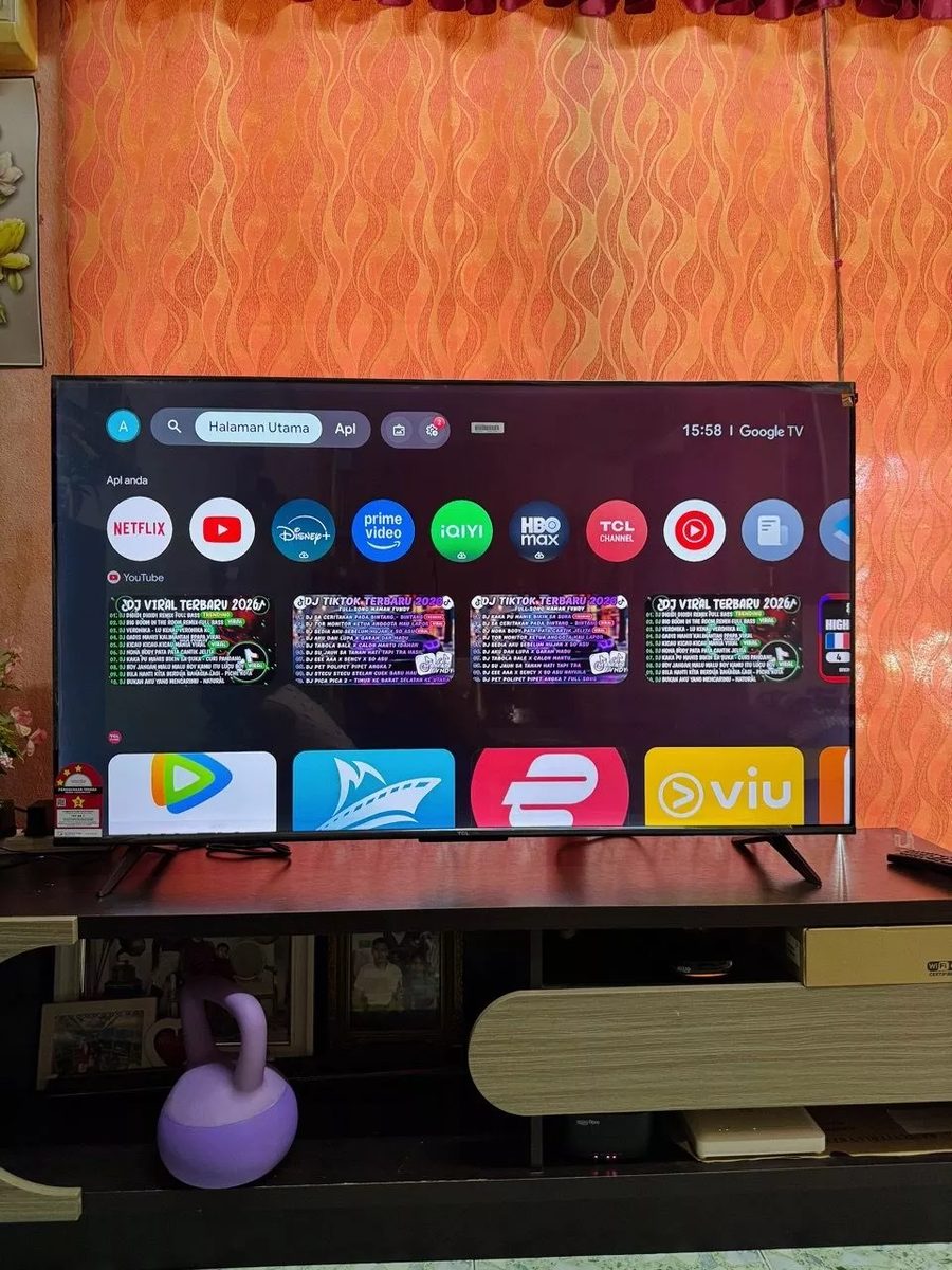 Skrin utama Google TV TCL 55T6D dengan app streaming