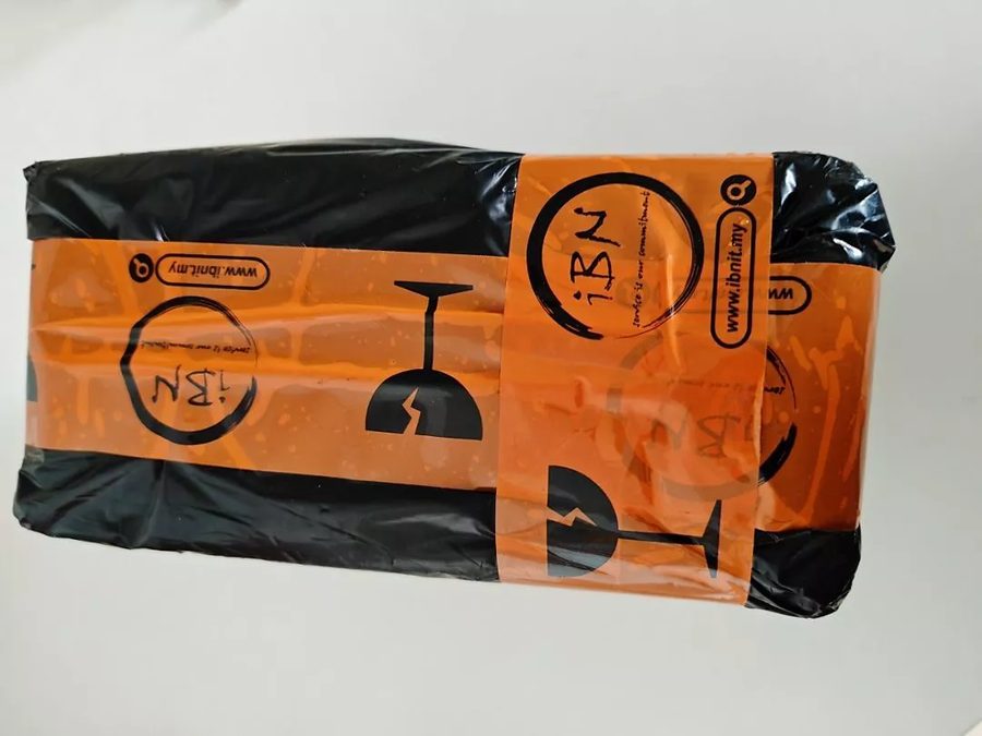 Bungkusan hitam kamera Tapo C425 dengan tape iBN