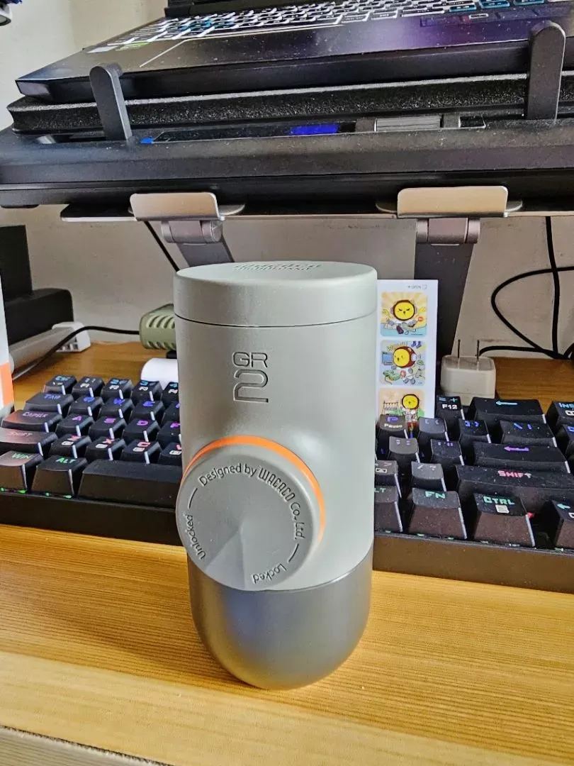 Wacaco Minipresso GR2 di atas meja kerja
